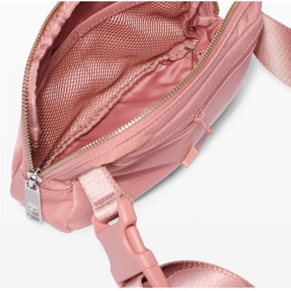 Lululemon Everywhere Belt Bag NWT - Picture 3 of 11